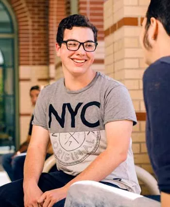 澳门线上博彩 ASL Studies student