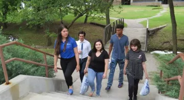 students walking on a path among the trees on 澳门线上博彩 Northeast Campus
