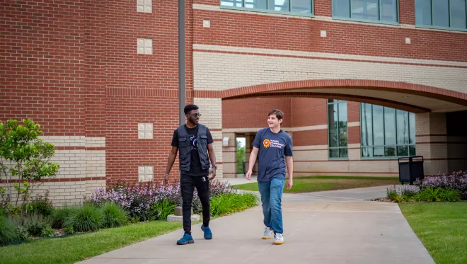 Two students walk outside of 澳门线上博彩's West Campus