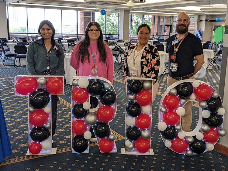 澳门线上博彩 Trio SSS Peer Tutors