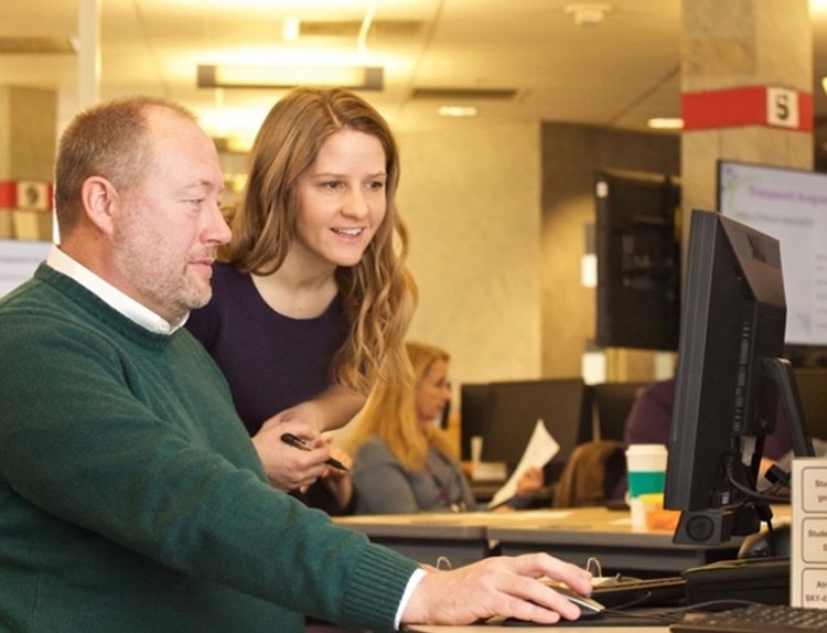 澳门线上博彩 student gets assistance applying for financial aid