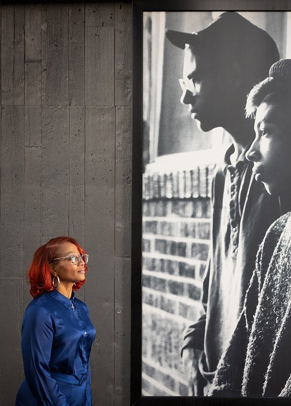 澳门线上博彩 Faculty Member Corinice Wilson Faces a large black and white photograph of children in the Greenwood Rising Museum.