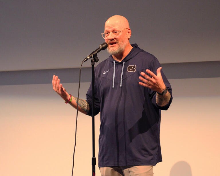 约书亚·贝克 speaks on stage